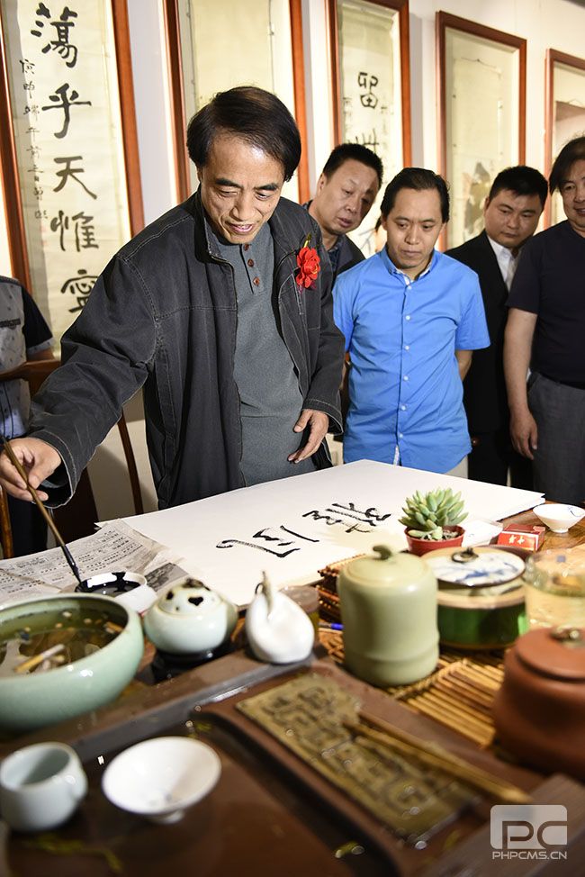 畫家李學明為大雅堂題字